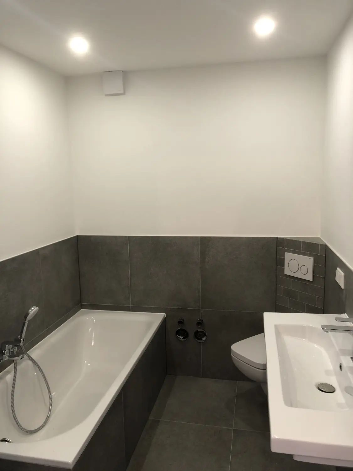 Badezimmer von  KuLa Immobilien GmbH